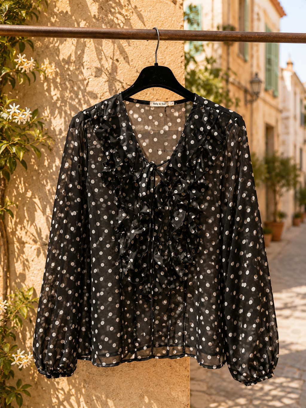 L’Intemporelle à pois – Blouse noire à volants Mila🖤